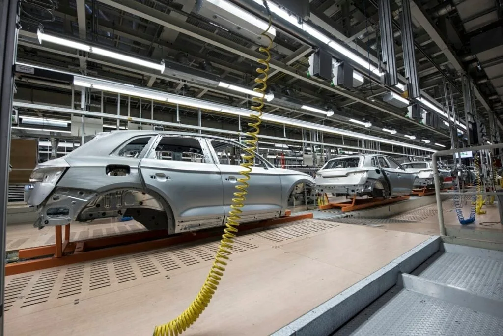 An image of a manufacturing facility. Manufacturers can significantly improve S&OP with a complete digital presence. 