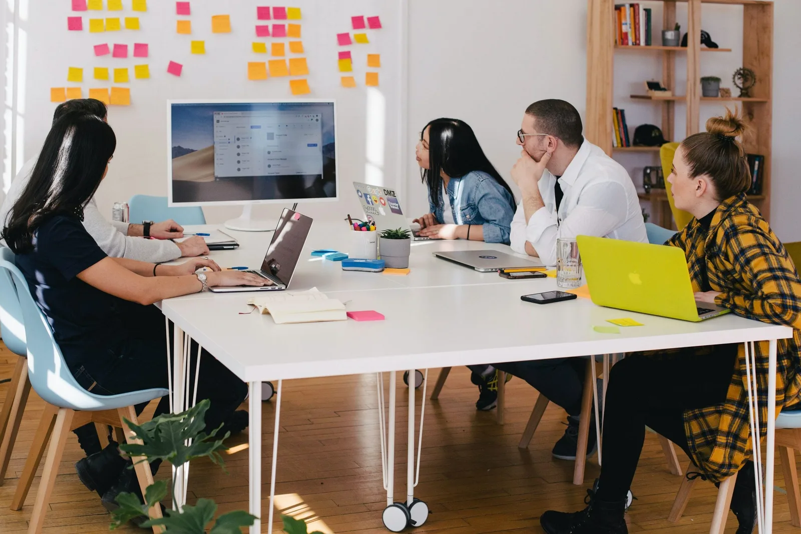 Pipeline Management vs. Sales Forecasting: What’s the Difference?